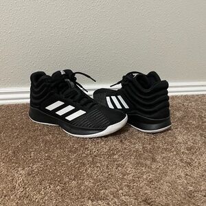 Men’s Adidas Basketball like new CCP shoes Size 9